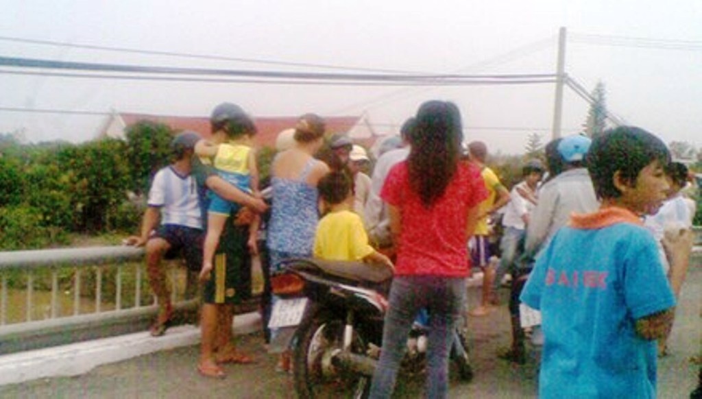 Buon chuyen tinh cam, nam thanh nien nhay cau tu tu hinh anh