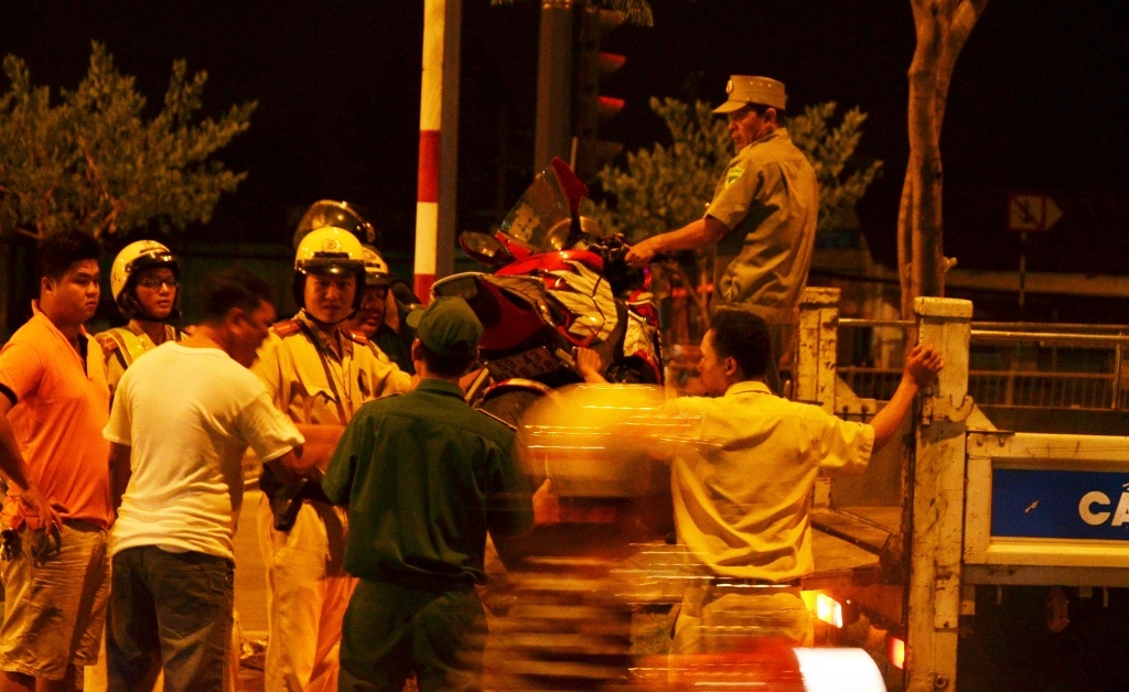 Phan ung lai canh sat sau vu tai nan vi so xe tray xuoc hinh anh