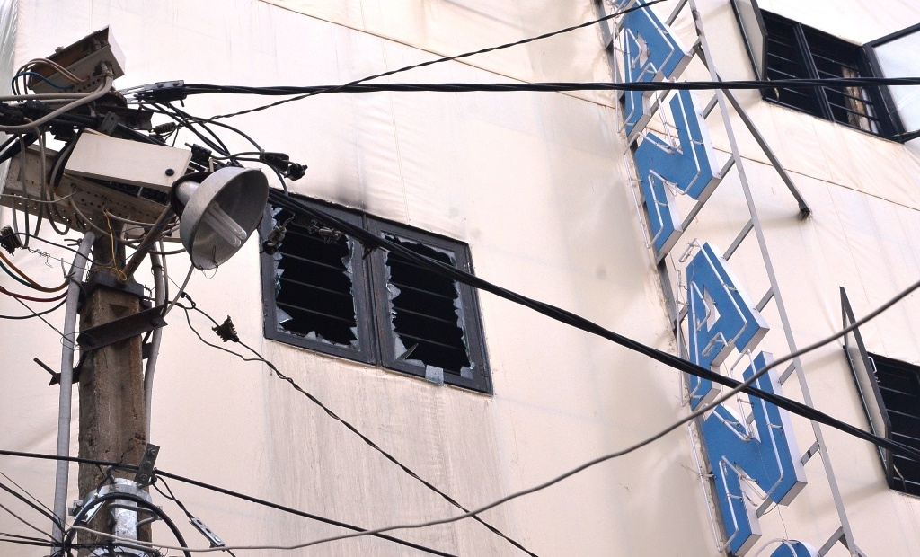 Khach san boc chay, nhieu nguoi bo hanh ly thao chay hinh anh