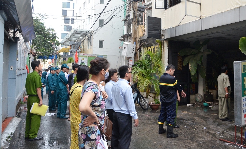 Nhiều khách lưu trú hoảng loạn tháo chạy không kịp đem theo tài sản.
