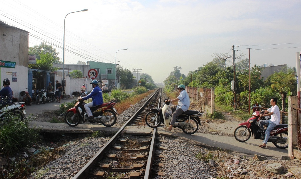 Nguoi chong dau don ben thi the vo bi tau hoa tong hinh anh