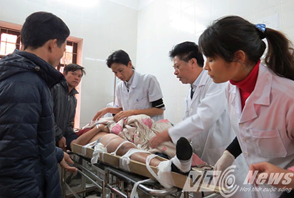 Một nạn nhân nặng phải chuyển lên tuyến trên cấp cứu.