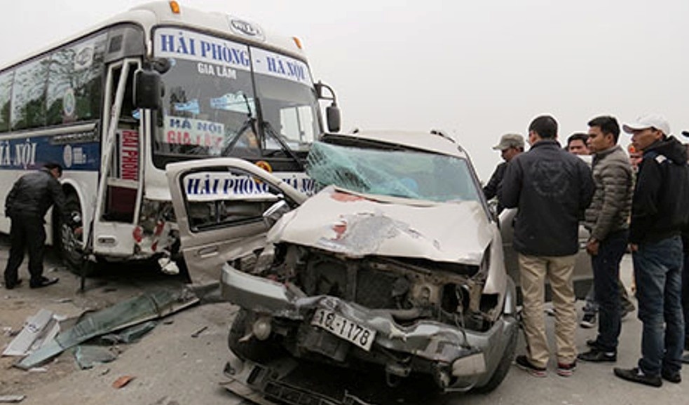 O to dau dau tren quoc lo 5, nhieu nguoi bi thuong nang hinh anh