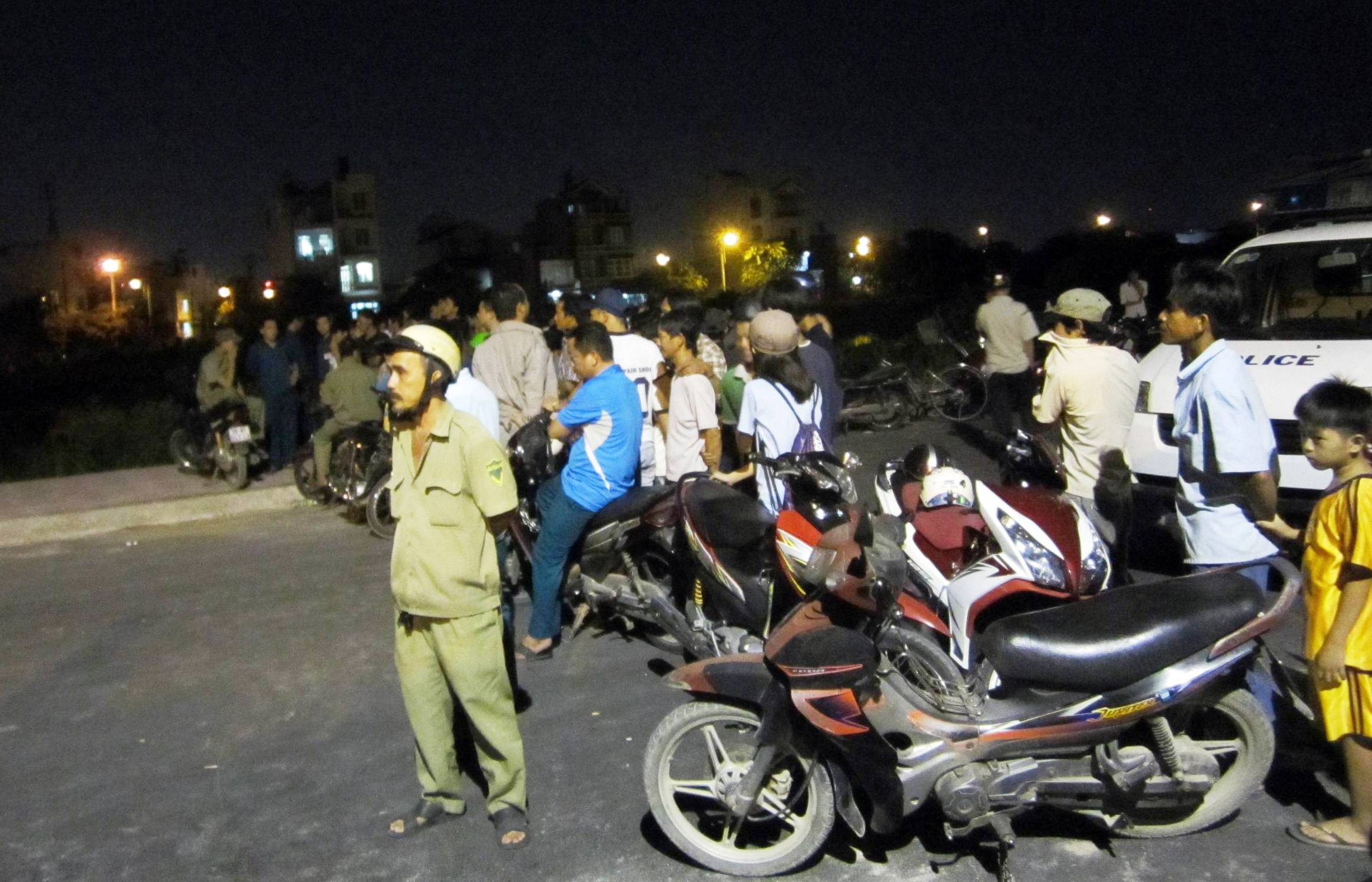 Rất đông người dân hiếu kì tập trung theo dõi vụ việc.