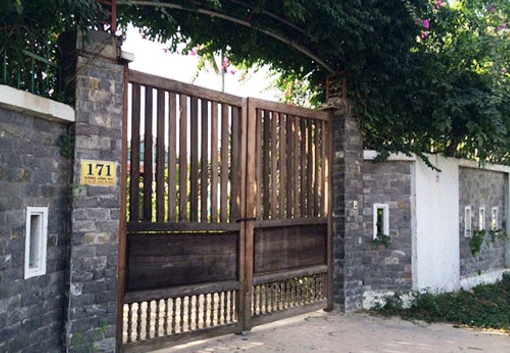 Dieu tra vu gau can dut tay be trai hinh anh