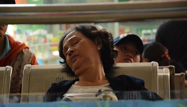 Ngu gat giua khuya cho mua ve xe Tet o Sai Gon hinh anh