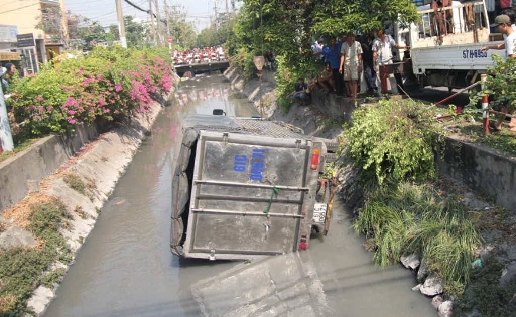 Xe tai tong gay rao chan, lao xuong kenh o Sai Gon hinh anh
