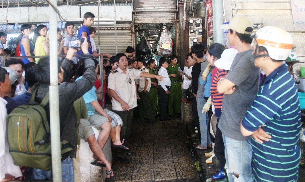 Nguoi dan ong chet trong nha ve sinh cong cong o Sai Gon hinh anh