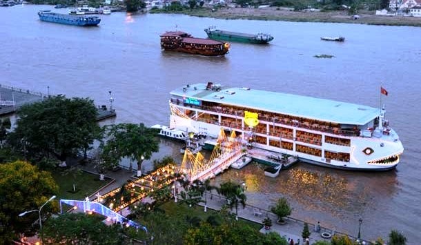 Tiep tuc gia han cho tau thuyen dau o ben Bach Dang hinh anh