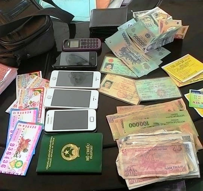 Tang vật của cặp đôi đi lừa khi bị bắt.
