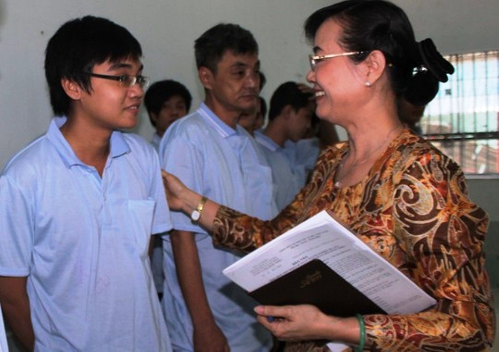 Chủ tịch HĐND TP Nguyễn Thị Quyết Tâm thăm hỏi, động viên người nghiện tại Cơ sở xã hội Bình Triệu.