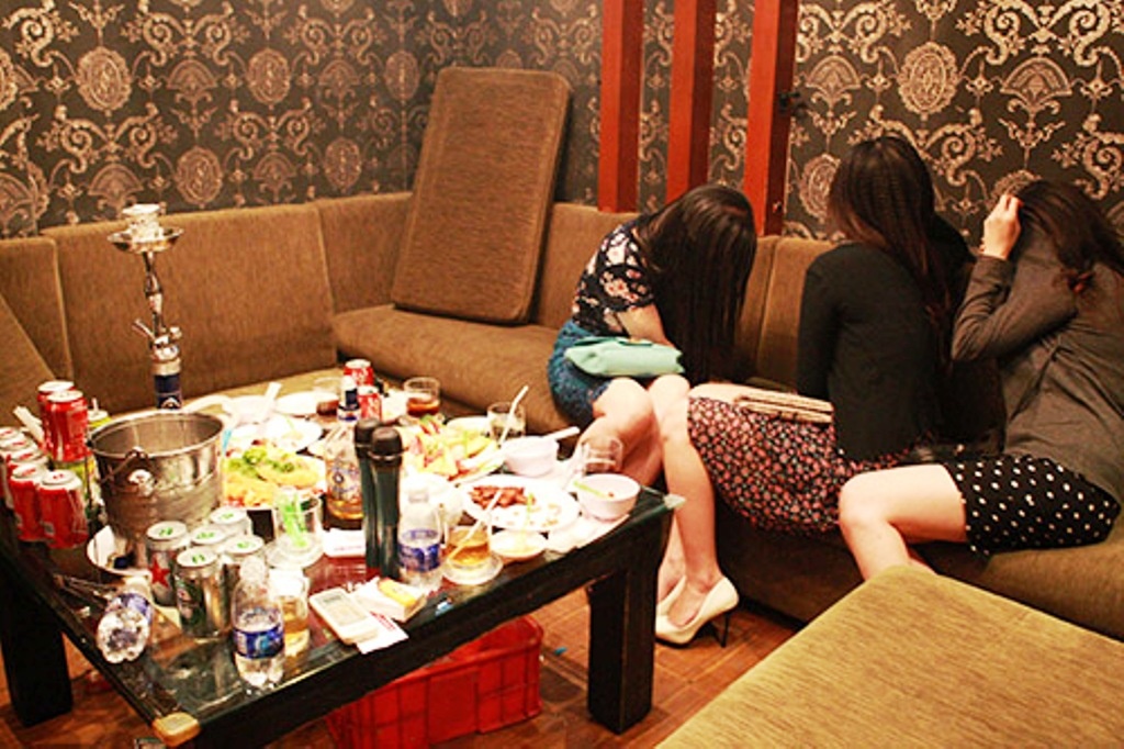 Kiem tra nha hang, phat hien nhieu tiep vien an mac mat me hinh anh