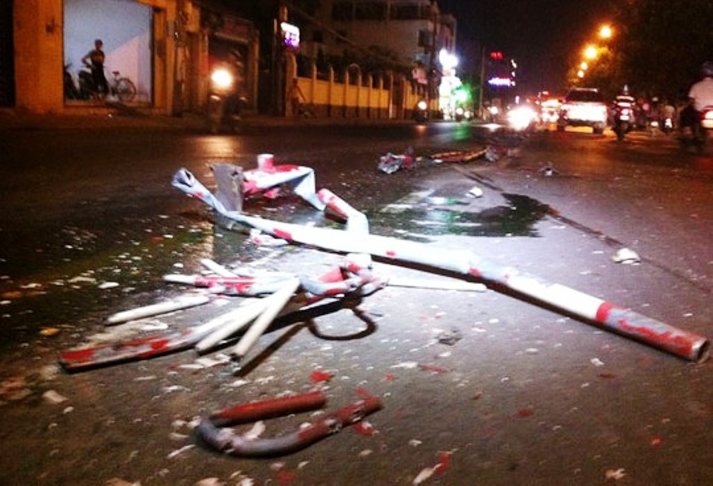 Gần 15m dải phân cách bị ủi bằng.