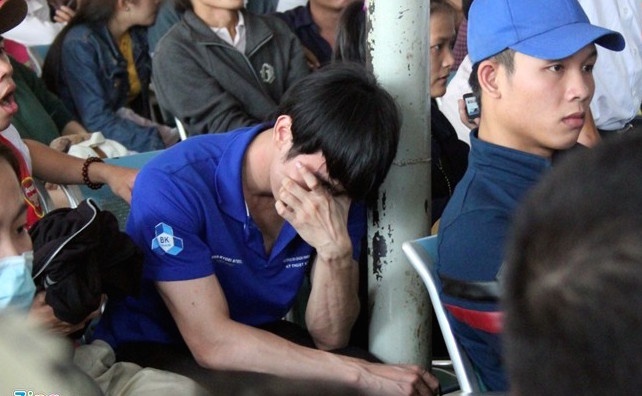 Ngoi cho tu giua dem mua ve xe Tet o Sai Gon hinh anh