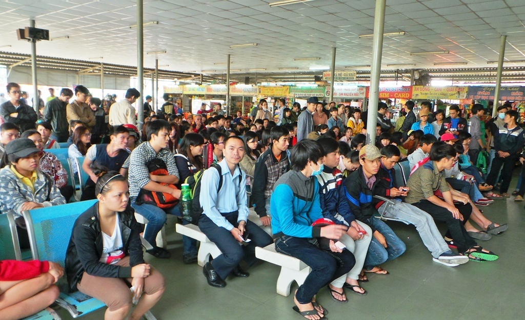 Hàng trăm hành khách xếp hàng nhiều giờ chờ mua vé xe tết có thương hiệu.