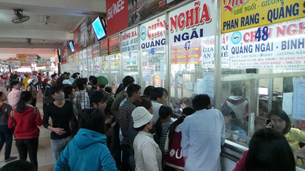 Nhiều người chen chúc hỏi mua vé tại các doanh nghiệp có thương hiệu dù vé ngày 