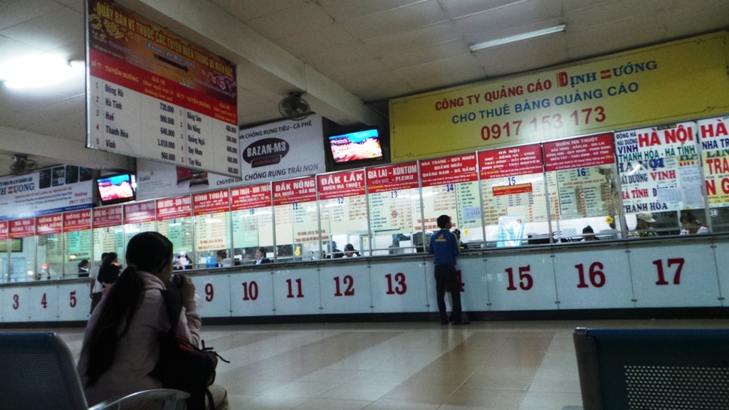 Quầy bán vé xe uỷ thác của bến xe Miền Đông (quầy số 15) chỉ có vài người đến hỏi thông tin và mua vé.