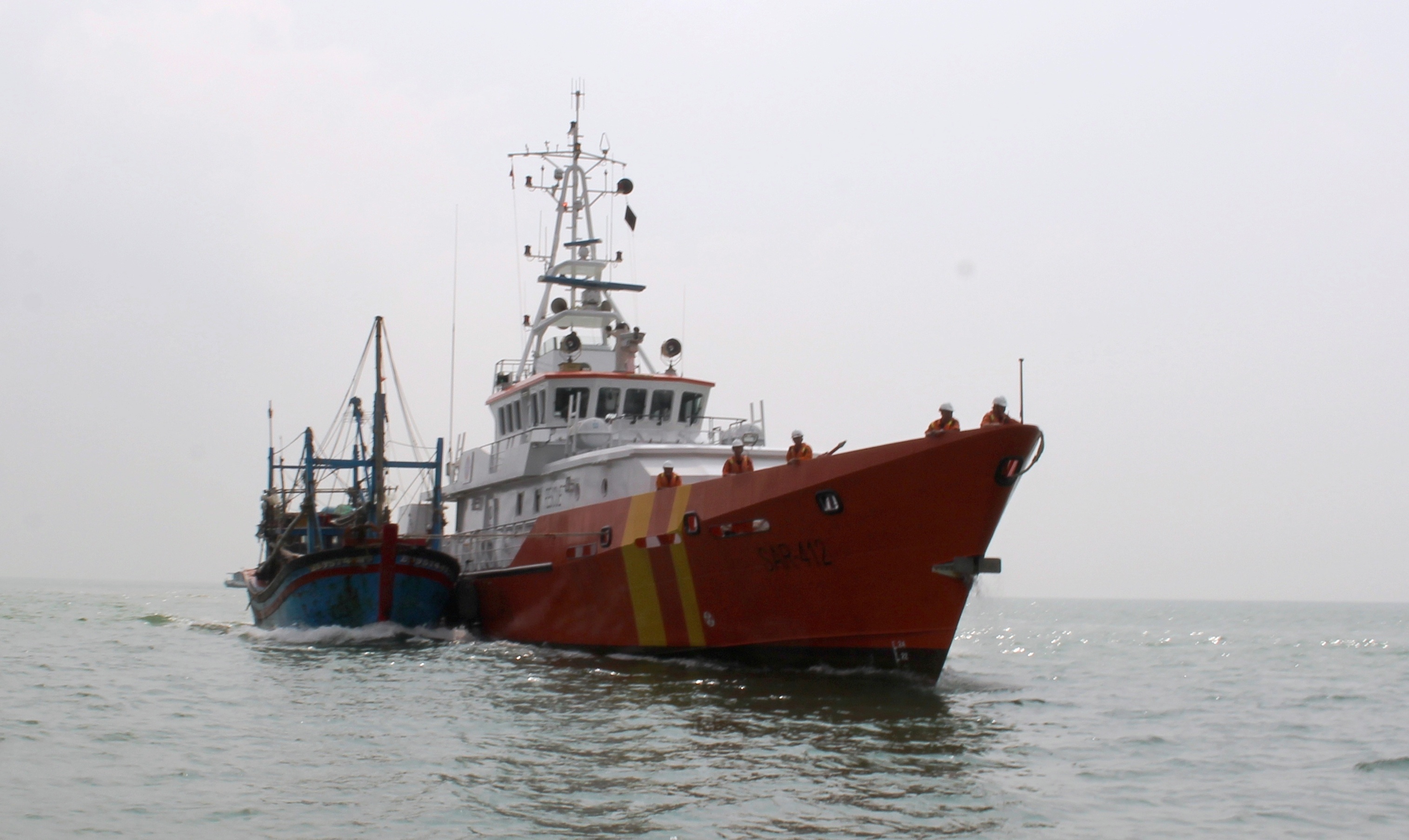 Cuu 8 thuyen vien troi dat gan quan dao Hoang Sa hinh anh