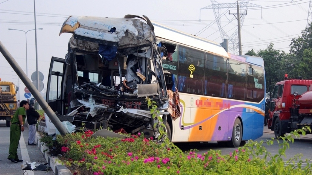 20 khach la het trong xe giuong nam gap nan hinh anh