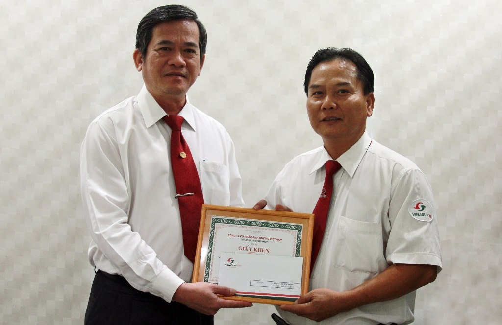 Tai xe taxi tra dien thoai gia 350 trieu cho khach hinh anh