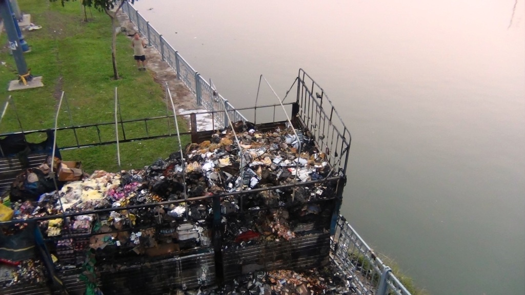 Xe tai dang chay boc chay, tai xe dinh lao xuong kenh hinh anh