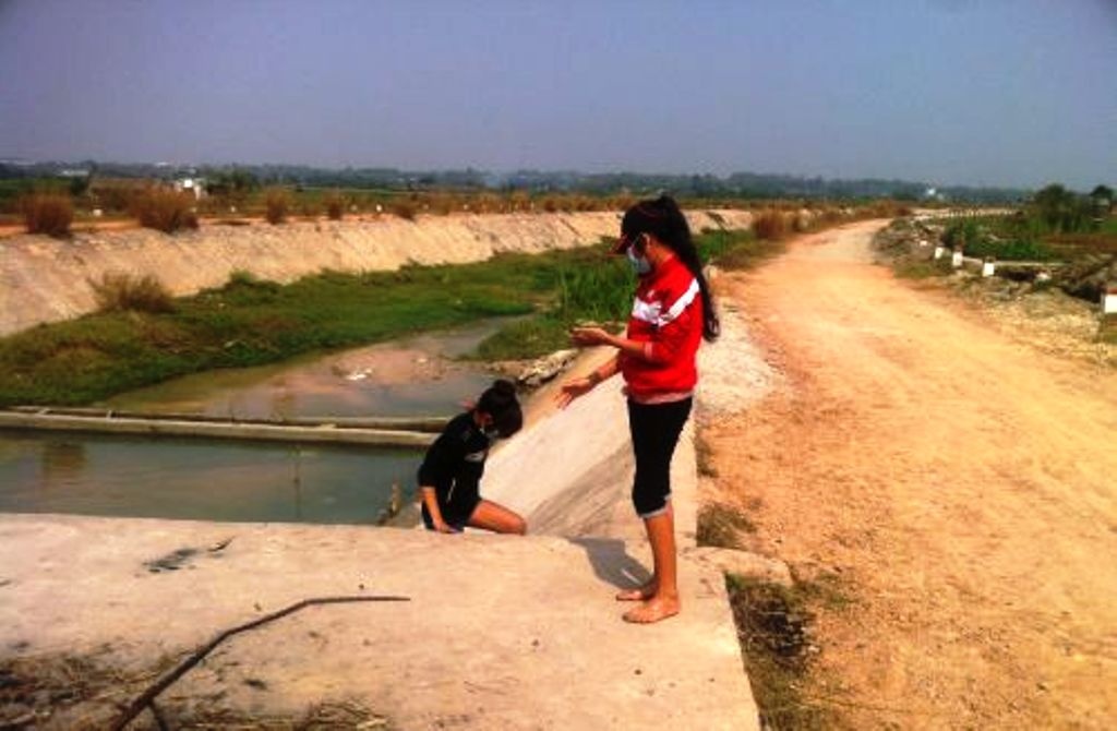 Di bat oc, 2 hoc sinh chet duoi trong kenh thoat nuoc hinh anh