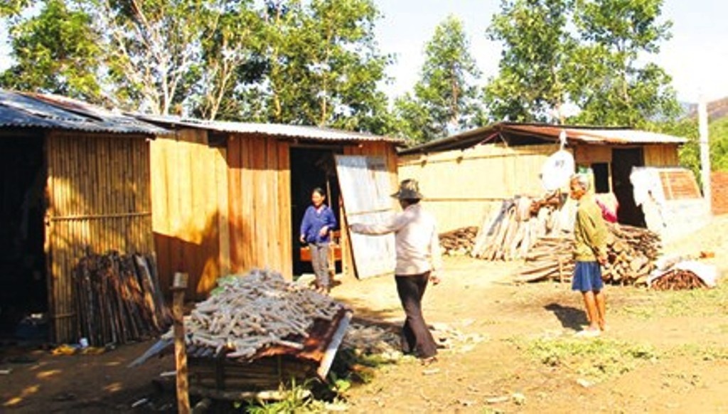 Các hộ dân về nơi ở mới dựng nhà sống nhờ vào sự đùm bọc của người dân.