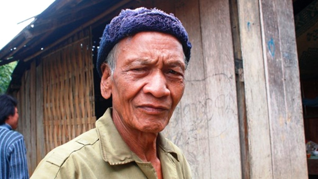 Già làng Alăng Văng, một trong những người dám ở lại làng cũ, không sợ ma.