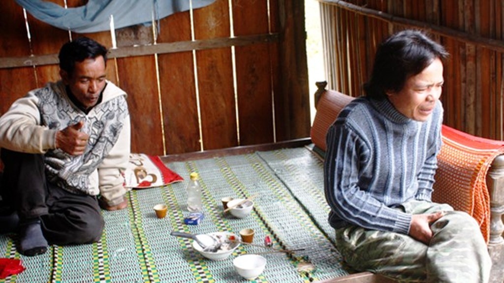 Alăng Ớt bên mâm rượu, nhắc đến ma quỷ họ đều sợ.