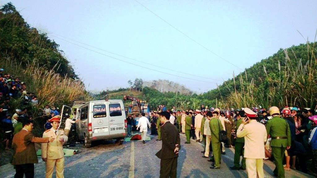 Đường Hồ Chí Minh qua khu vực hiện trường tai nạn bị phong toả khiến giao thông ùn tắc nghiêm trọng. Lực lượng CSGT phải phân luồng, hướng dẫn ôtô trên đường Hồ Chí Minh rẽ sang tuyến khác. 
