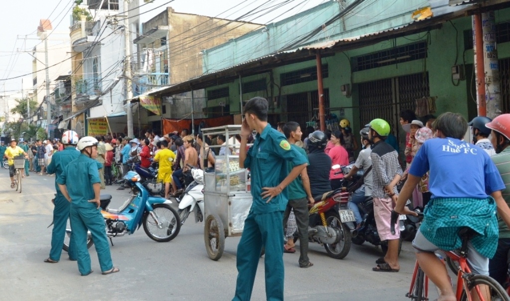 Rất đông người dân hiếu kì tập trung theo dõi vụ việc.