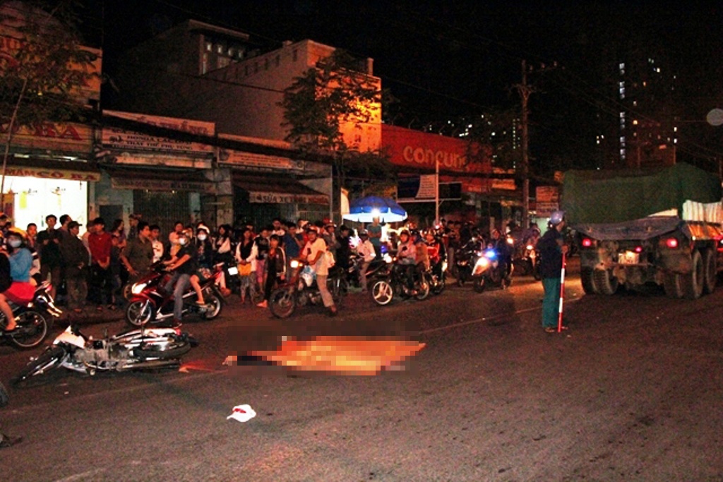 Doi nam nu bi xe ben can, mot nguoi tu vong tai cho hinh anh