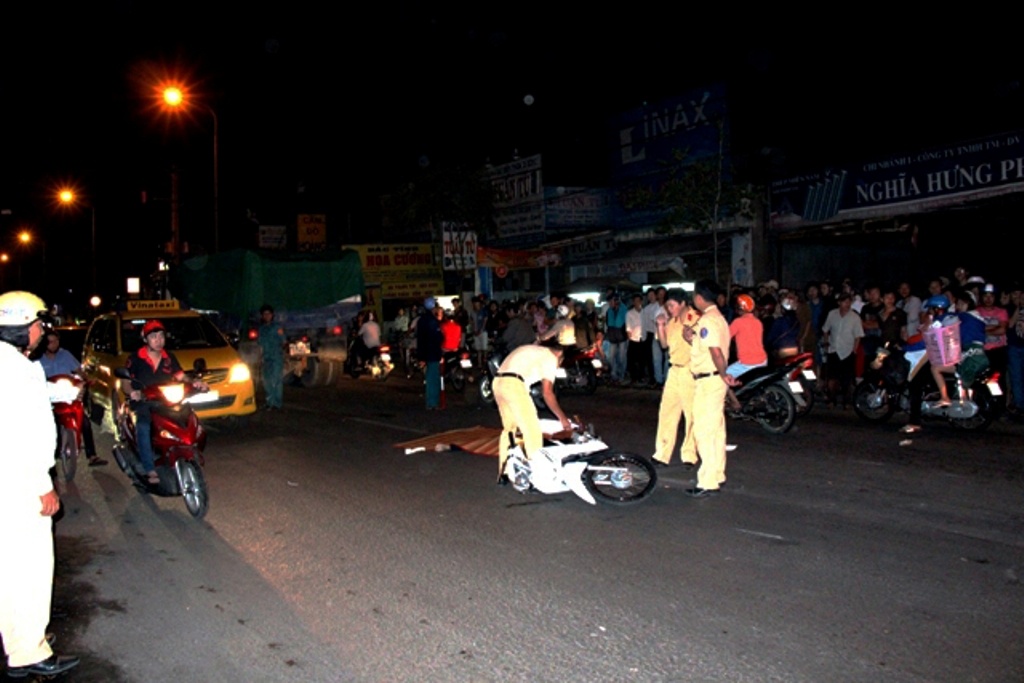 Lực lượng chức năng khám nghiệm hiện trường.