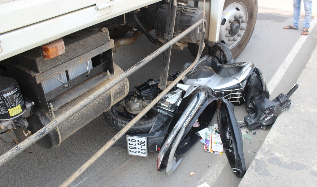 Bang qua duong nhat chiec ao, nguoi dan ong bi xe can chet hinh anh