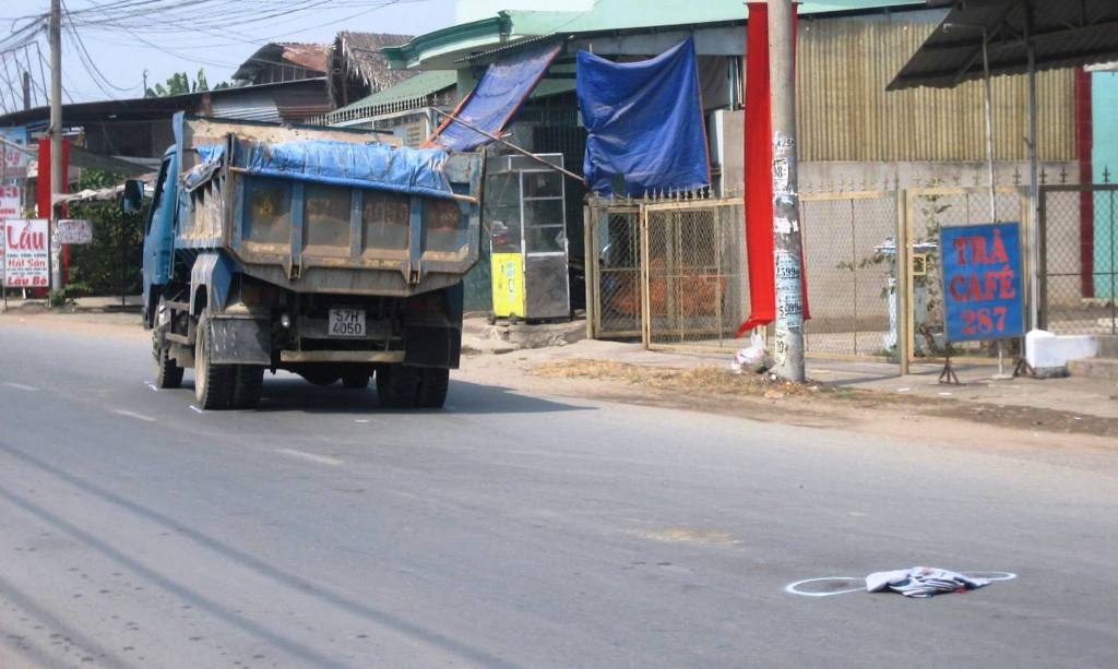 Hiện trường nơi ông Phong quay lại nhặt chiếc áo rơi và bị xe ben cán tử vong.