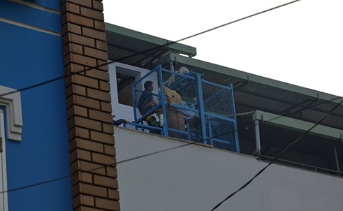 Nguoi dan ong tu vong o tu the treo nguoc trong long sat hinh anh