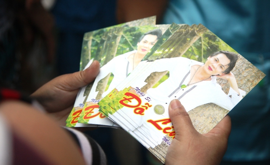 Hình ảnh ca sĩ Đỗ Linh trên đĩa nhạc mà ông tặng cho người dân trong hẻm 39 trước ngày bị sát hại.