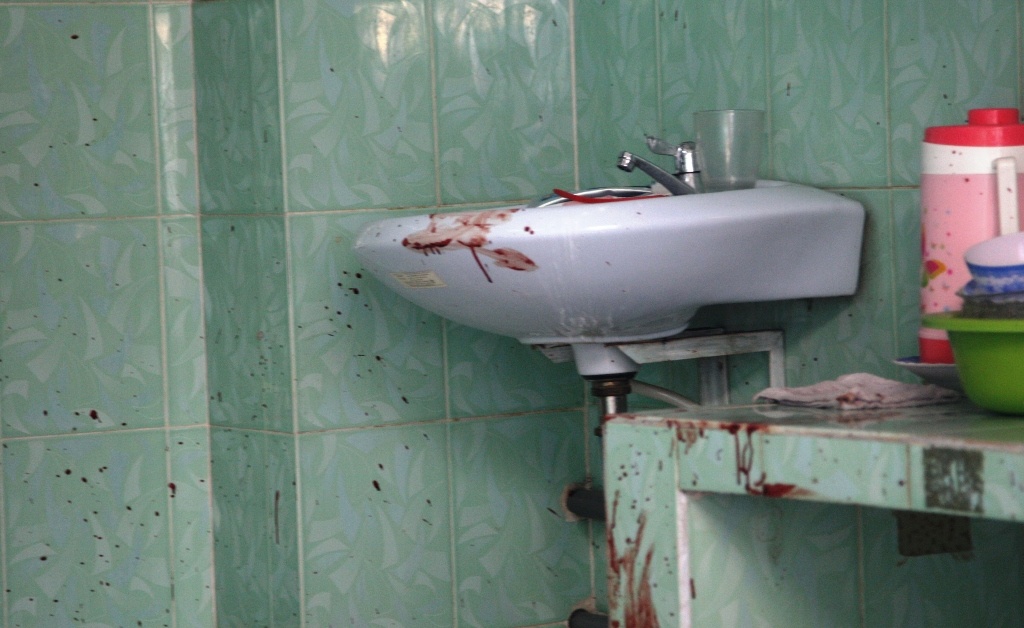 Vết máu vương vãi khắp nơi tại tầng trệt ngôi nhà xảy ra án mạng.