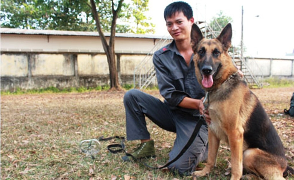 Thiếu uý Trung bên con Gold