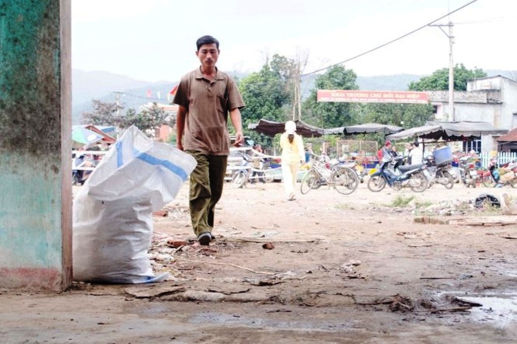 Hiện trường nơi nạn nhân tưới dầu hỏa lên người tự thiêu.