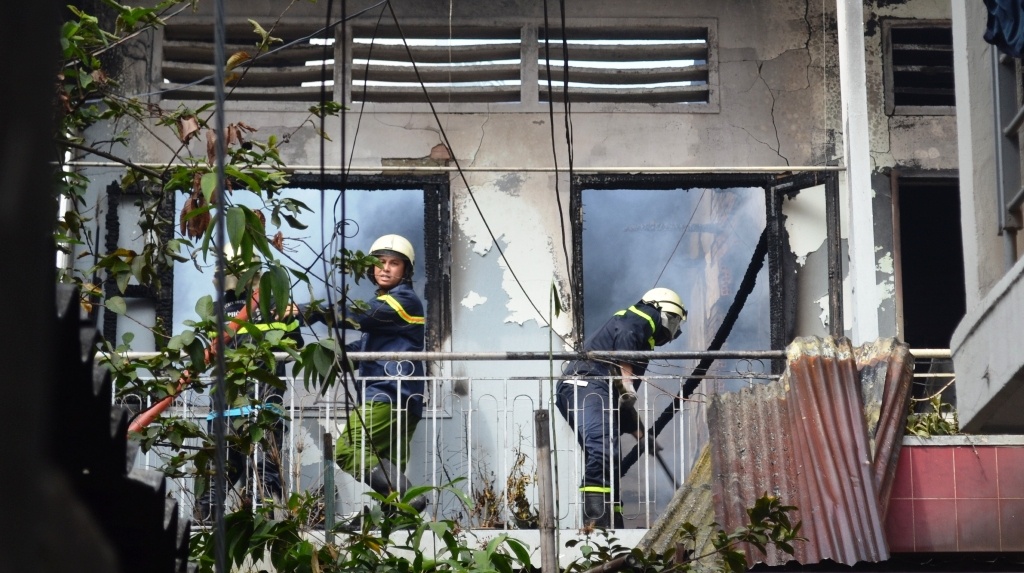 Giai cuu cu ba 73 tuoi trong ngoi nha chay o Sai Gon hinh anh