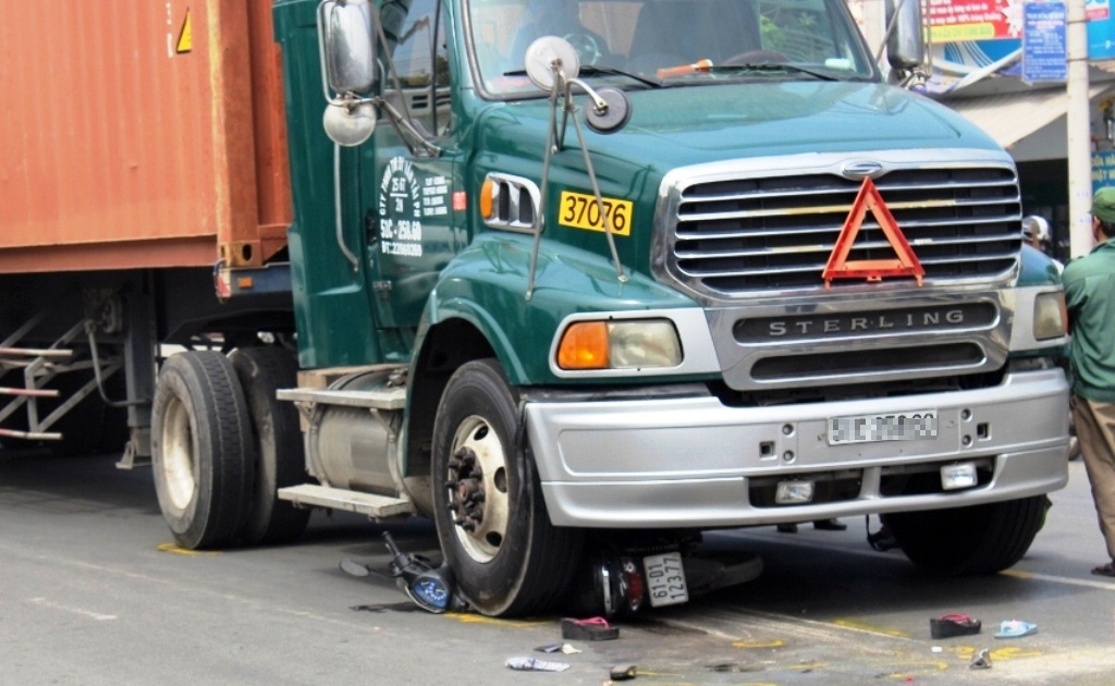 Nguoi me bi gay 2 chan om thi the con trai gao khoc hinh anh