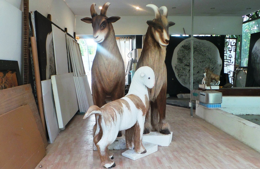 Gia đình dê núi Ninh Bình - linh vật chính cho đường hoa Ất Mùi 2015 đã hoàn thành, chờ ngày đưa ra đường Hàm Nghi thi công.