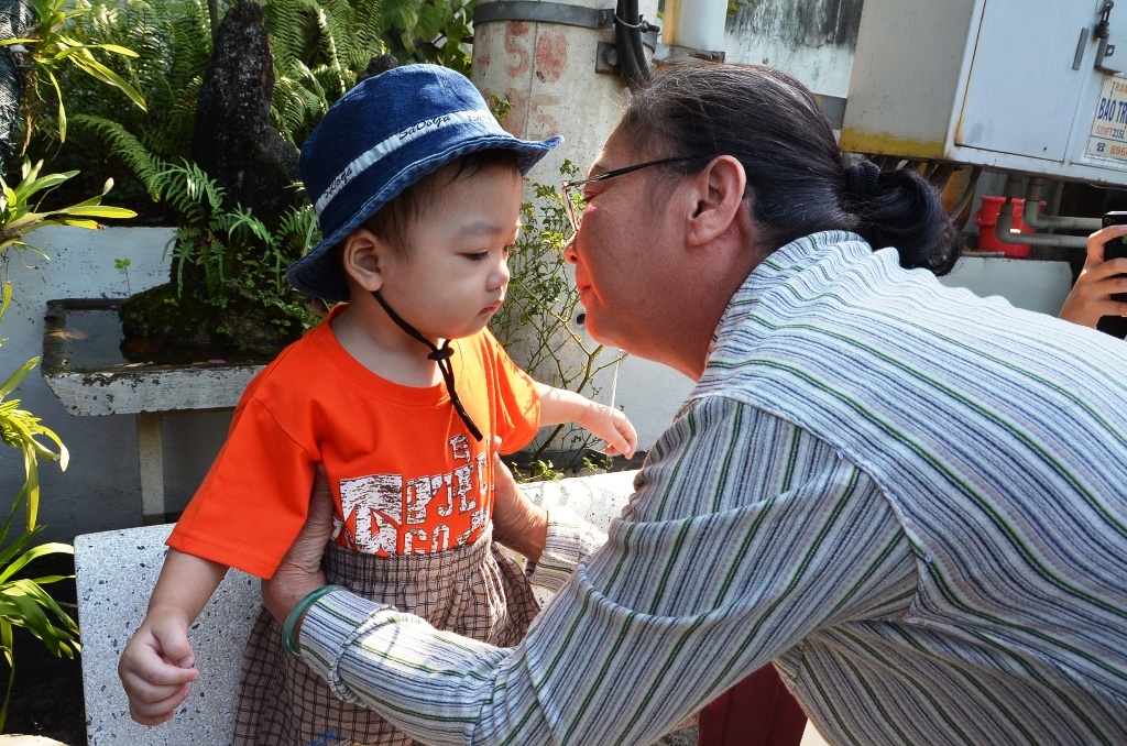 Bé Huy được đưa vào trung tâm đến nay đã hơn 45 ngày. Trong thời gian này, cơ quan chức năng tiếp tục điều tra và xác định chị Vân và ông Liêm chính là người thân của bé nên quyết định bàn giao lại cho gia đình. Về hành vi bỏ rơi con của mình, chị Vân có thể bị xử phạt hành chính từ 10 đến 15 triệu đồng. Tuy nhiên lực lượng chức năng xét thấy hoàn cảnh gia đình chị Vân rất khó khăn nên không quyết định xử phạt.