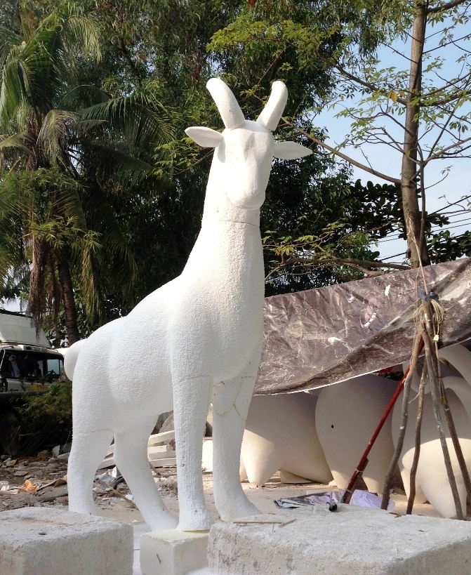 Tạo hình của linh vật dê núi Ninh Bình bằng mút xốp trong những ngày đầu thi công. Ảnh: Nghệ nhân Minh Phương.