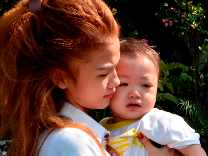 Be trai bi bo roi giua dem o Sai Gon duoc ve voi me hinh anh