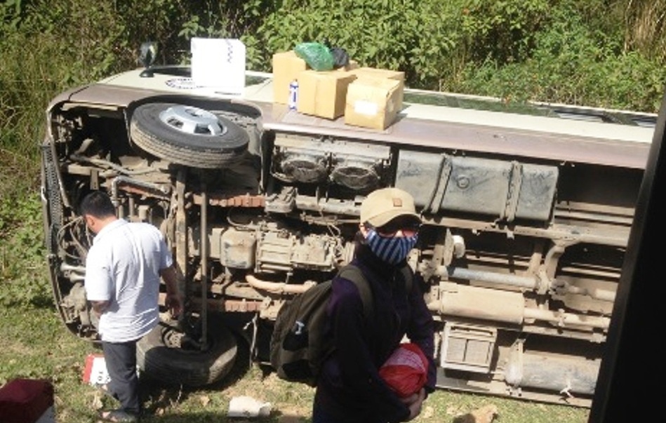 Lat xe khach, 15 nguoi thoat chet trong gang tac hinh anh