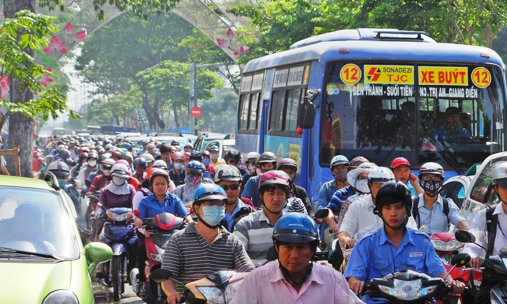 Thi cong duong hoa Sai Gon, xe co bi un tac hinh anh