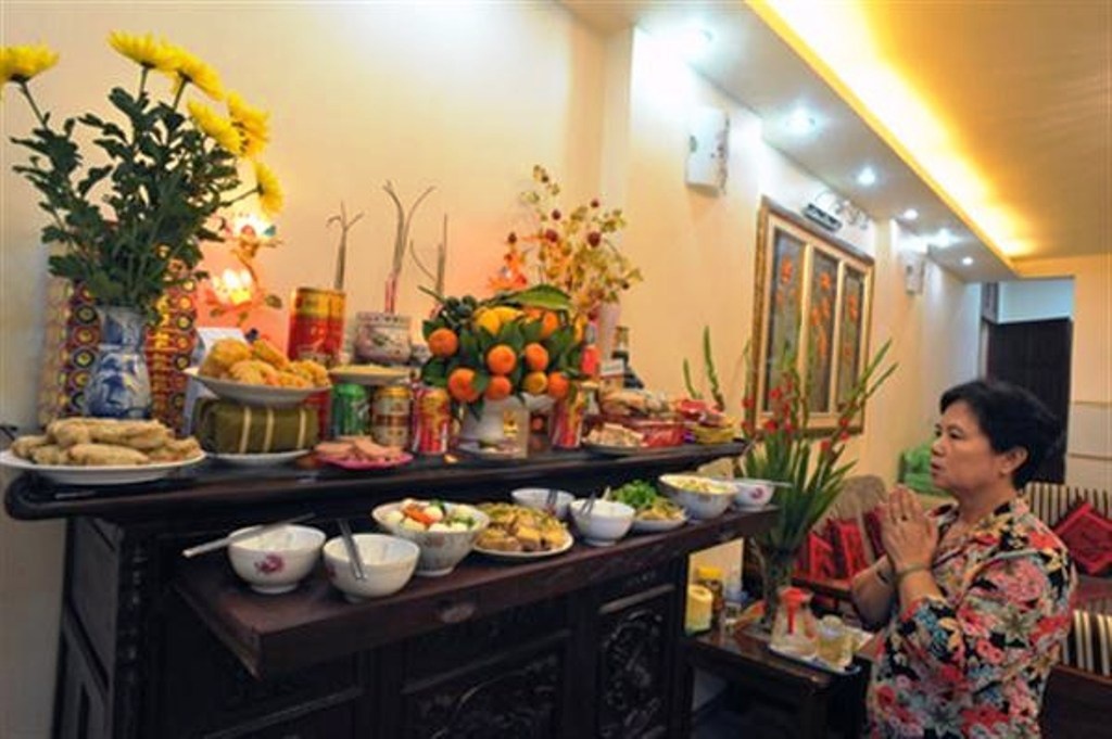 Khong nen dat canh vang, la ngoc xin o chua len ban tho hinh anh