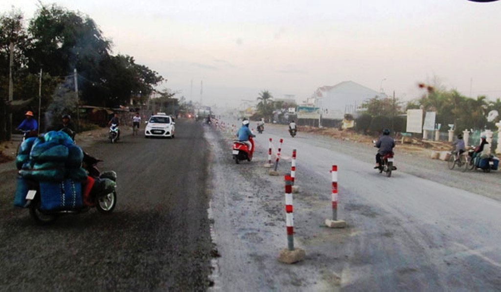 Kinh hoang nhung 'cung duong den' mang ten quoc lo 1A hinh anh